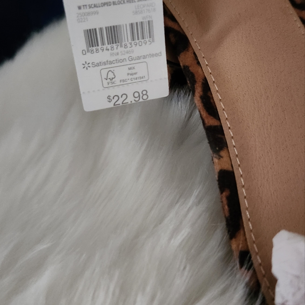 NWT !! CHEETAH SANDALS - Picture 5 of 7